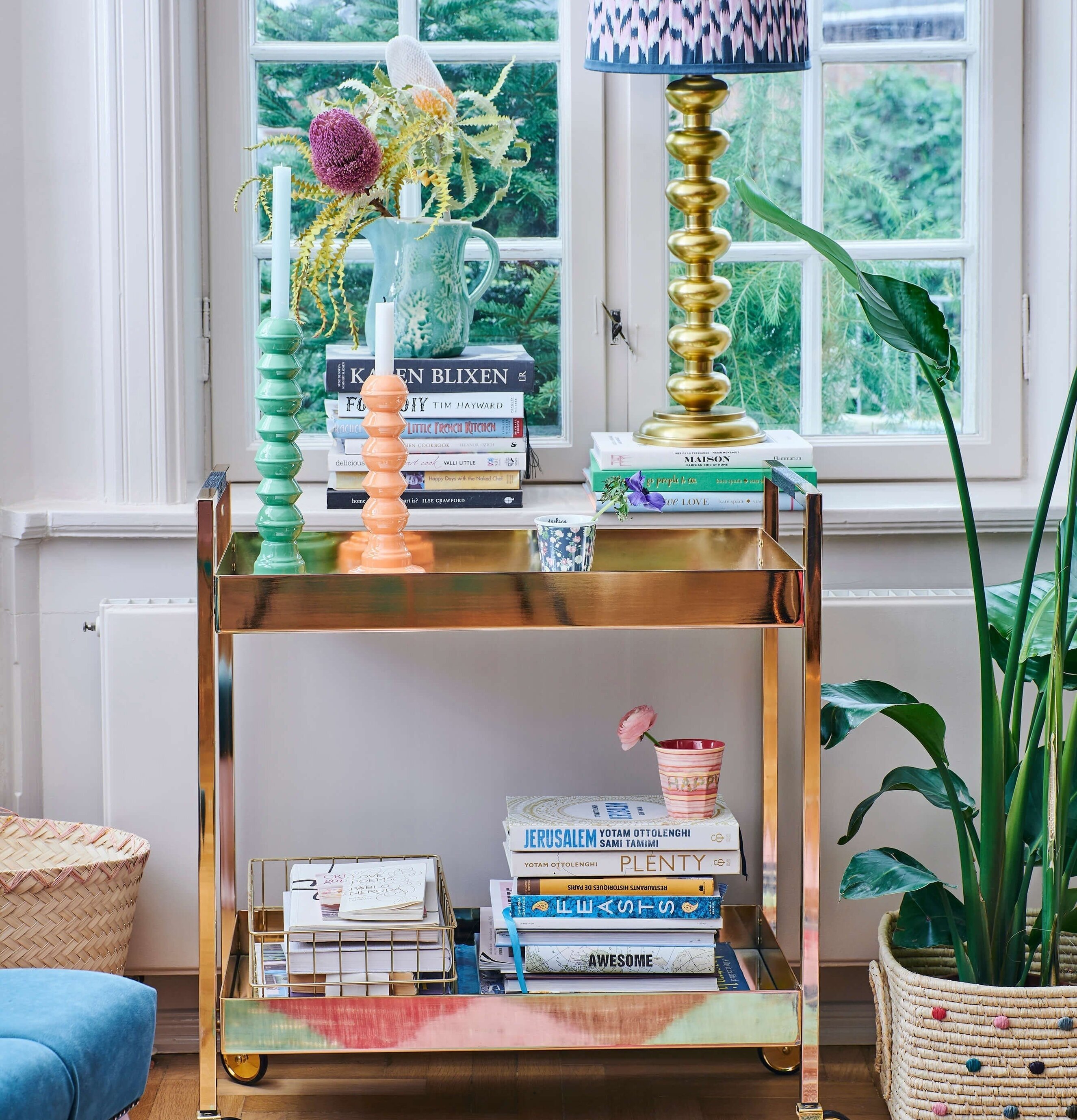 Ljusstake Emalj Orange från Rice på serveringsvagn med böcker