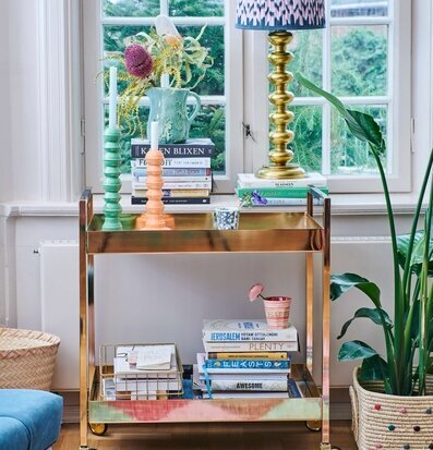 Foto av stilfull interiör med färgglada detaljer