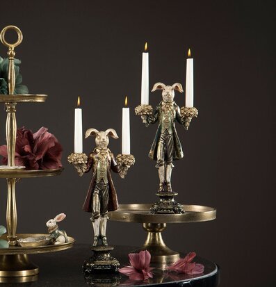 Bild av elegant ljusstake med kanin och dekorationer