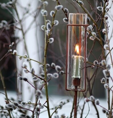 Bild av ljushållare i harmonisk och jordnära miljö