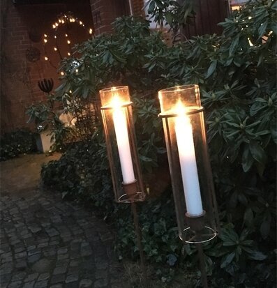 Bild av stämningsfull utomhusmiljö med ljushållare