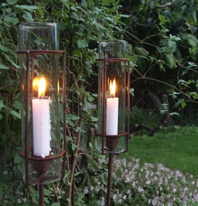 Foto av ljushållare i harmonisk trädgårdsmiljö