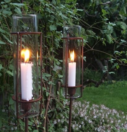 Foto av ljushållare i harmonisk trädgårdsmiljö