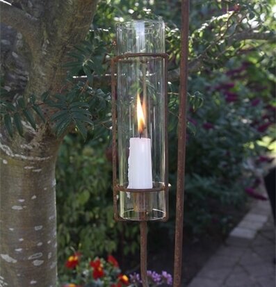 Foto av harmonisk trädgårdsscen med ljuslykta