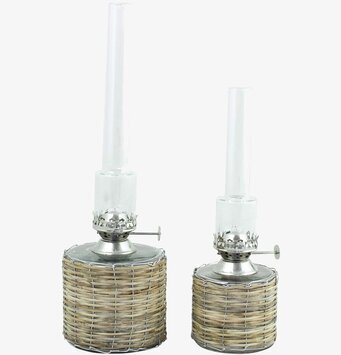 Bild av två eleganta fotogenlampor med korgdetaljer