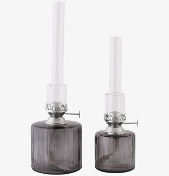 Bild av två eleganta fotogenlampor i rökgrå design