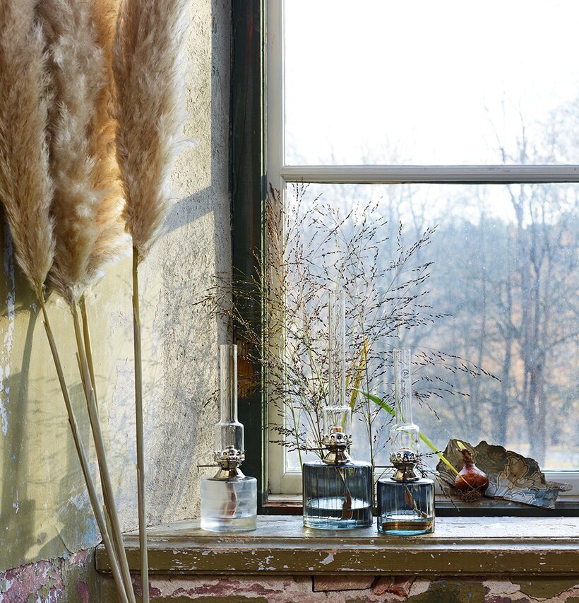 Fotogenlampa Rak Rökgrå Liten från Strömshaga på fönsterbräda