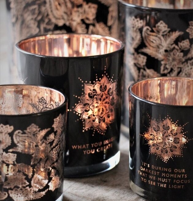 Ljuslykta Imagine - Majas Cottage på en rustik träyta