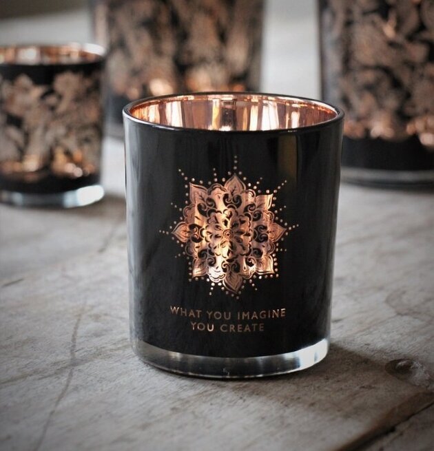 Ljuslykta Imagine - Majas Cottage på rustikt träbord