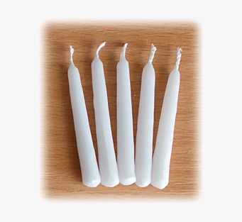 Bild av fem vita stearinljus på träyta