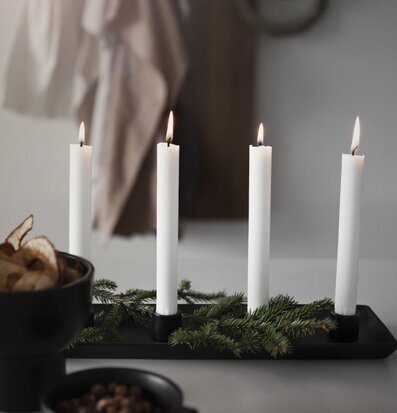 Bild av ljusstake med fyra ljus och hemtrevlig stämning