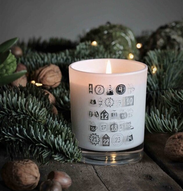 Bild av doftljus med julkalenderkänsla och mysighet