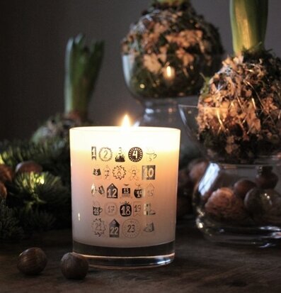 Foto av doftljus och naturlig vinterdekoration