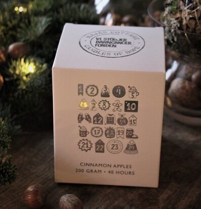 Bild av julkalender med doftljus och juldekorationer