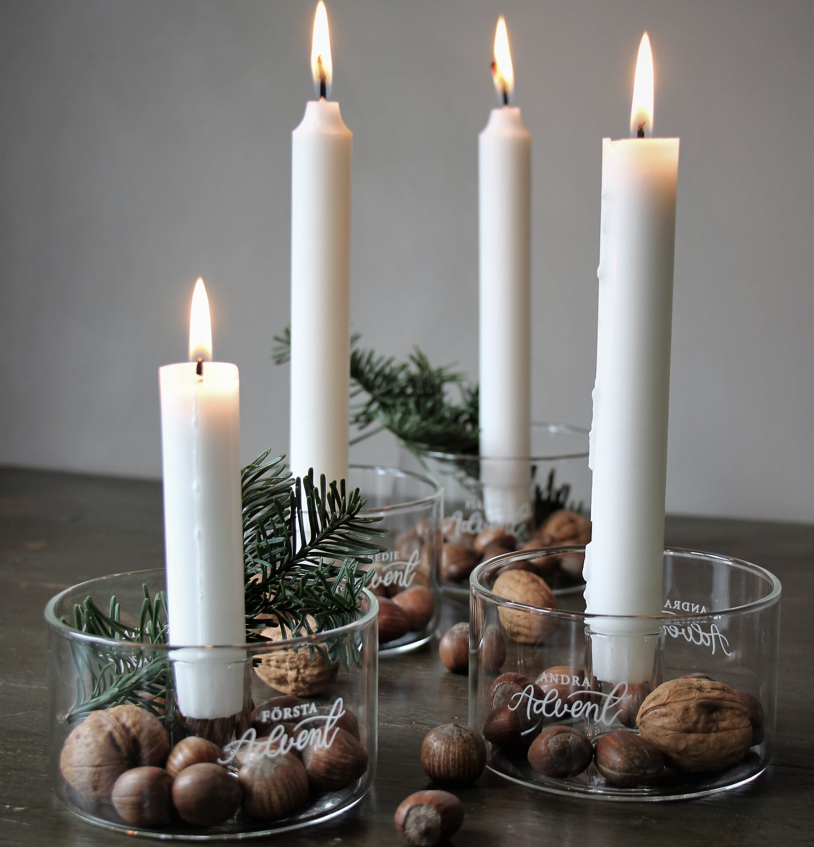 Bild av eleganta adventsljusstakar i glasdesign