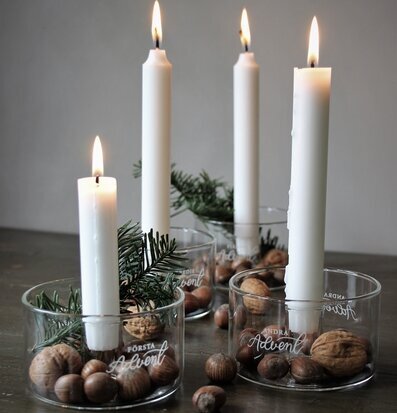 Bild av eleganta adventsljusstakar i glasdesign