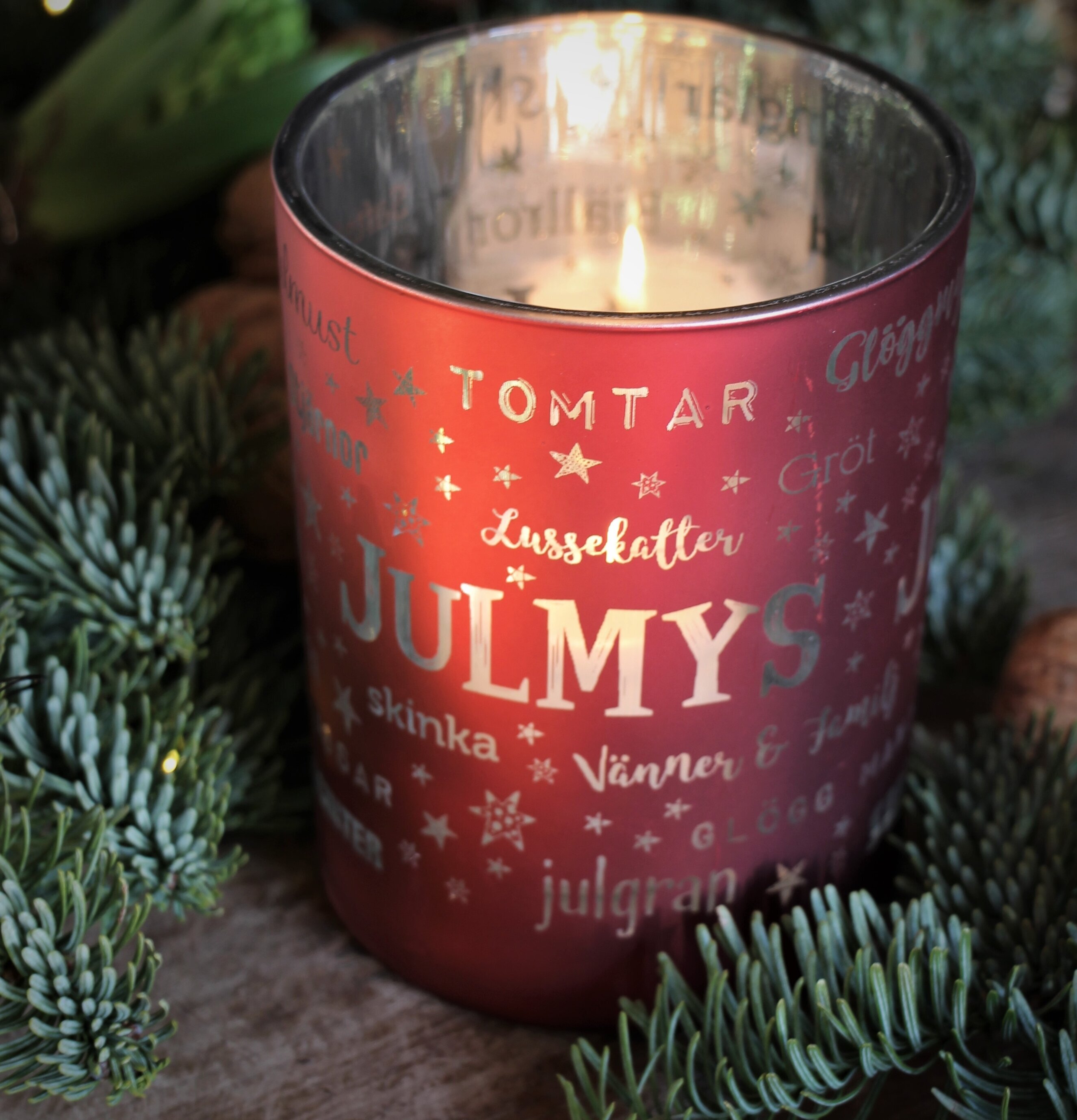 Ljuslykta Julmys Röd från Majas Cottage på rustikt underlag