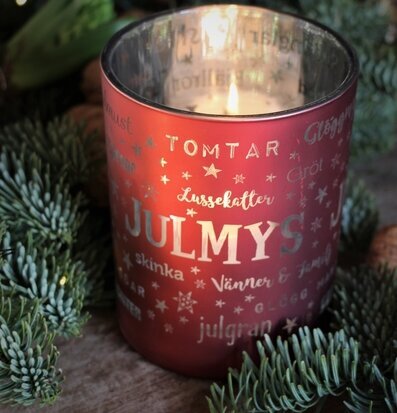 Ljuslykta Julmys Röd från Majas Cottage på rustikt underlag