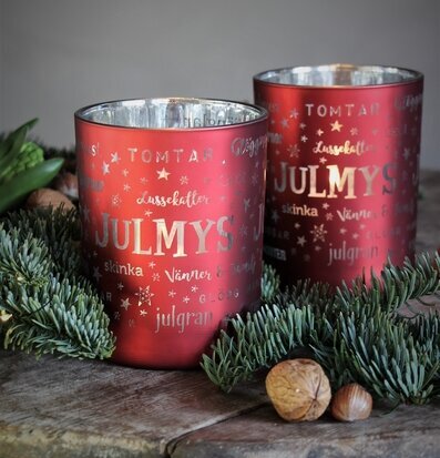 Ljuslykta Julmys Röd från Majas Cottage med juldekorationer