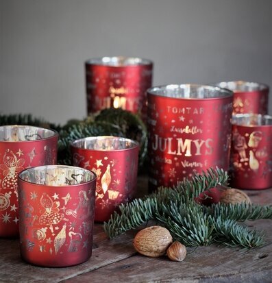 Ljuslykta Julmys Röd från Majas Cottage på rustikt träbord