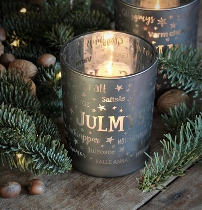 Ljuslykta Julmys Grå från Majas Cottage på rustikt träbord