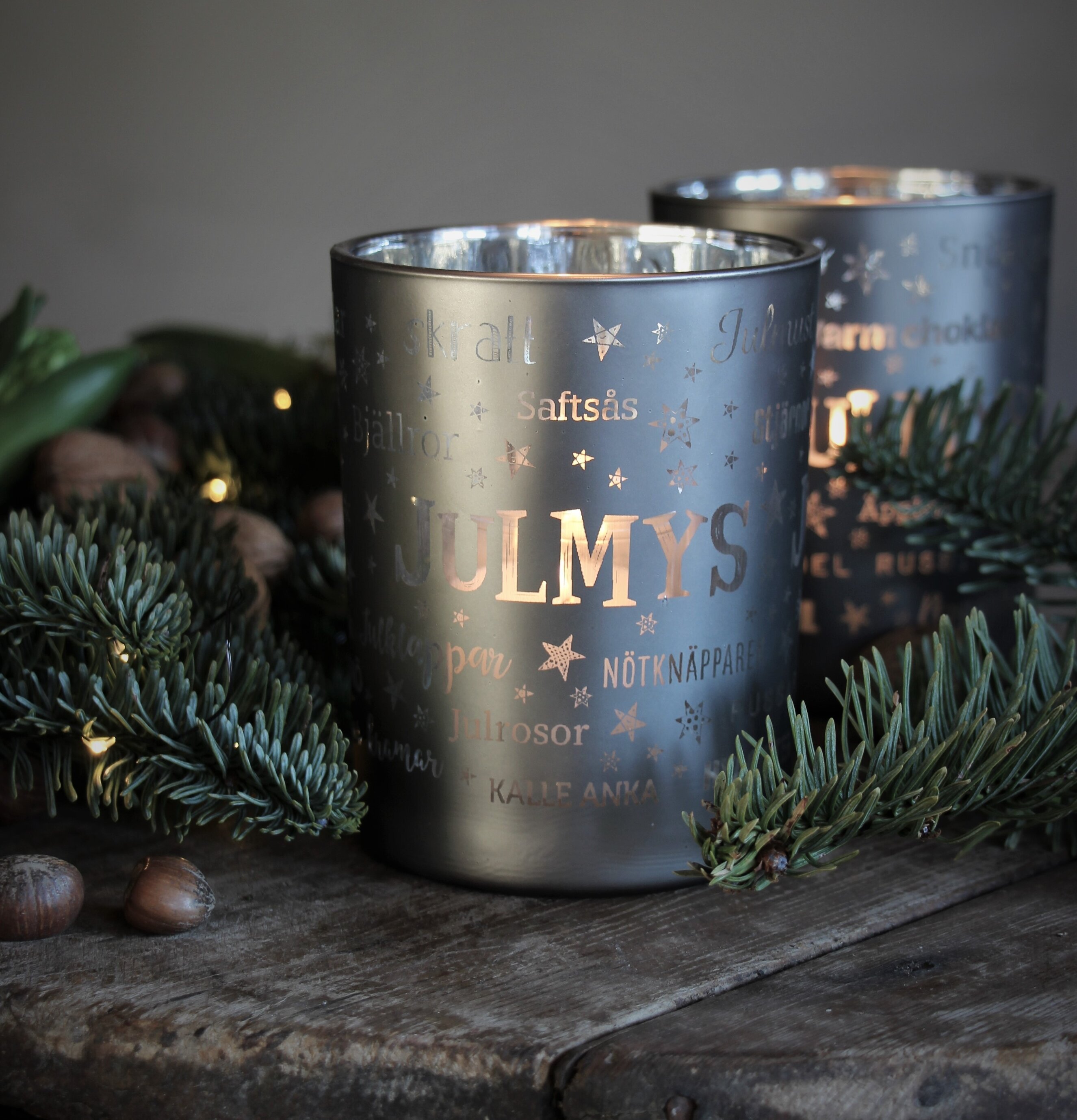 Ljuslykta Julmys Grå från Majas Cottage på rustik träyta