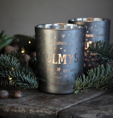 Ljuslykta Julmys Grå från Majas Cottage på rustik träyta