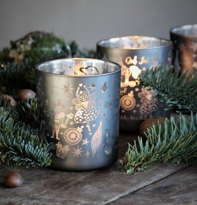 Ljuslykta Nötknäpparen Grå från Majas Cottage på träbord