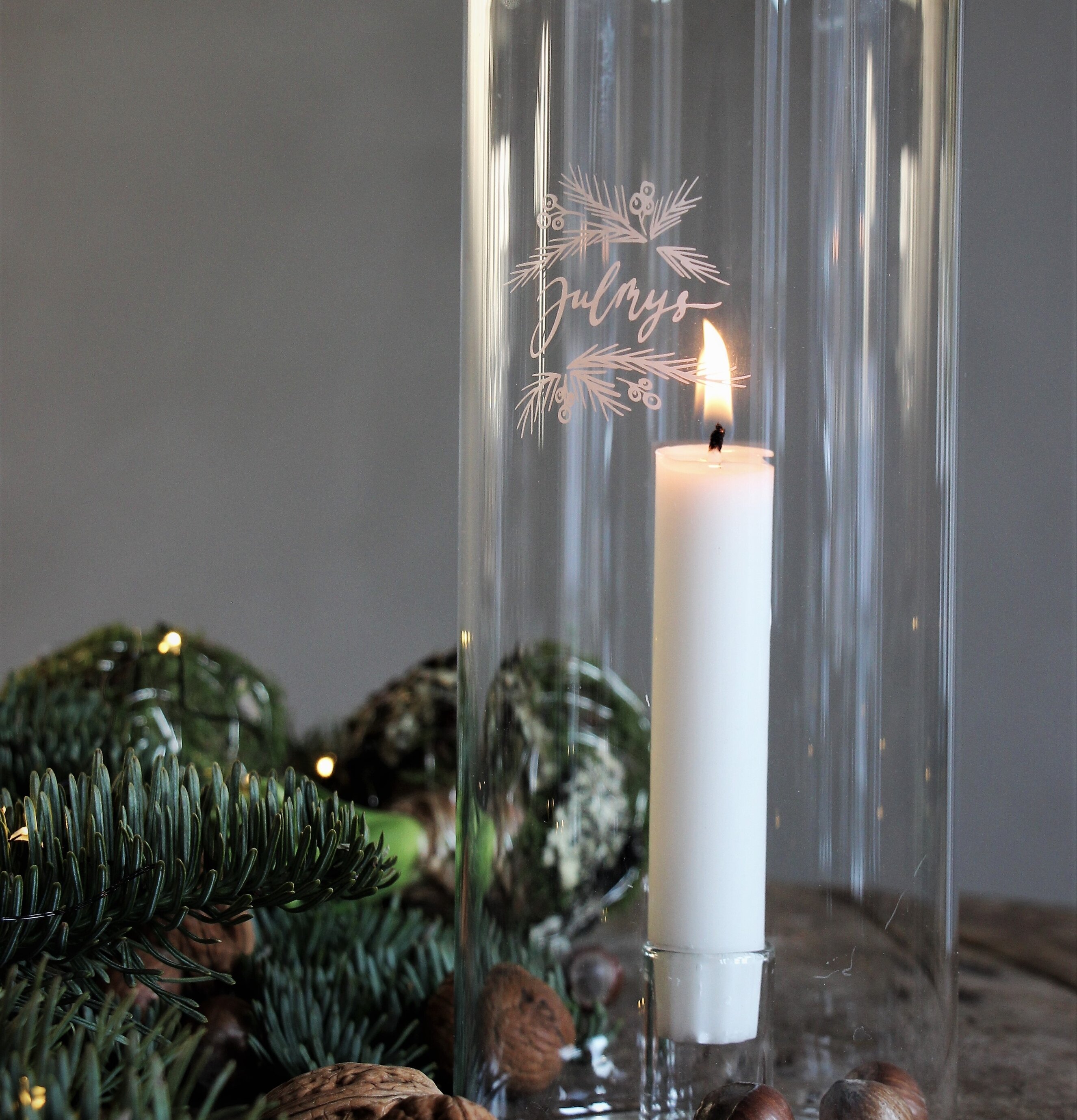 Ljuslykta Julmys från Majas Cottage med juldekorationer