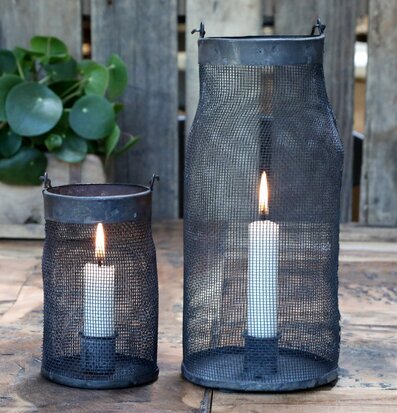 Ljuslykta Nät Antikgrå från Chic Antique på träbord