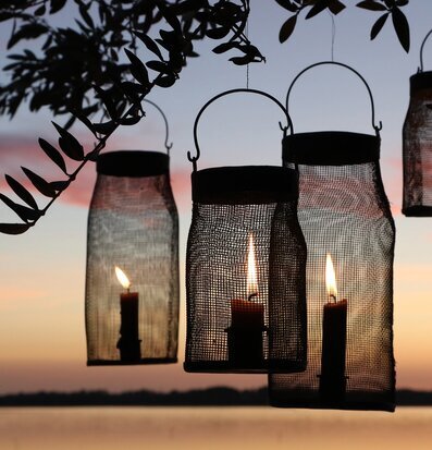 Ljuslykta Nät Antikgrå från Chic Antique upphängd i träd