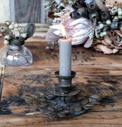 Foto av elegant ljusstake i rustik miljö hemma