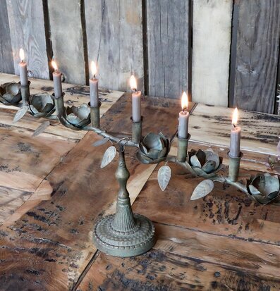 Bild av klassisk ljusstake med rustik träbakgrund