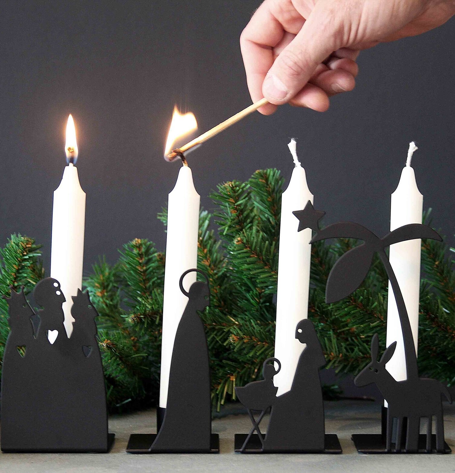 Bild av ljusstake med julmotiv och stämningsfull belysning