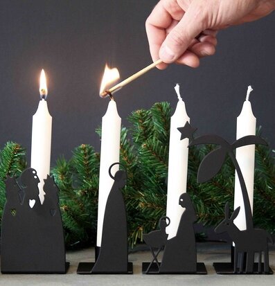 Bild av ljusstake med julmotiv och stämningsfull belysning