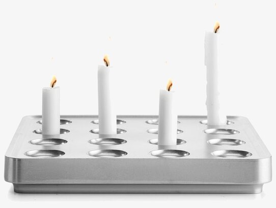 Bild av elegant ljushållare i polerad metall