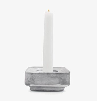 Bild av minimalistisk ljusstake i grått och vitt