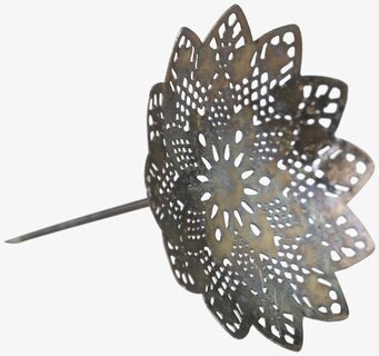 Foto av dekorativ ljushållare i antik mässing