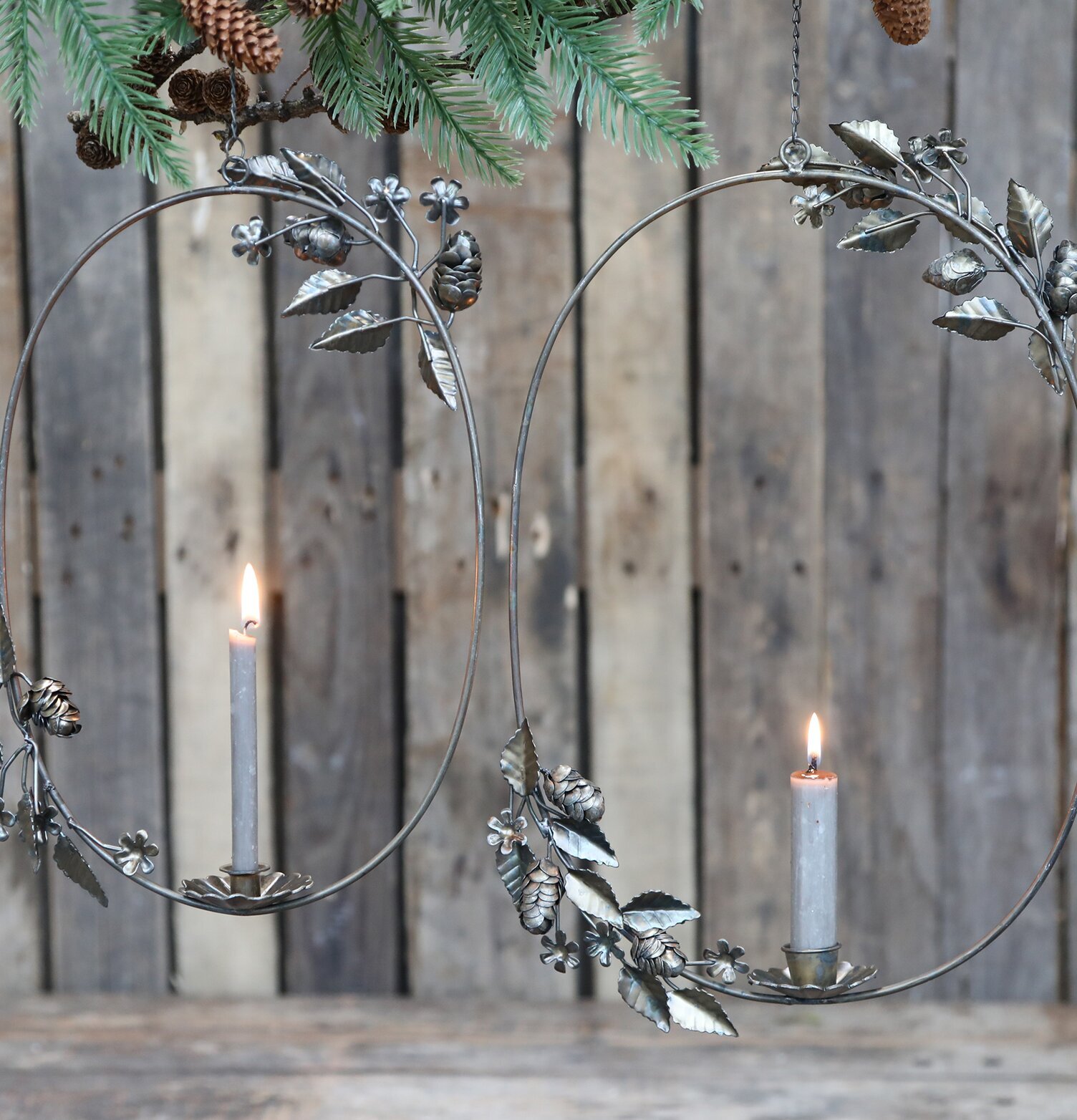 Foto av elegant hängande krans i antik mässingsfärg