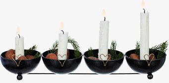Foto av elegant adventsljusstake i hamrad metall