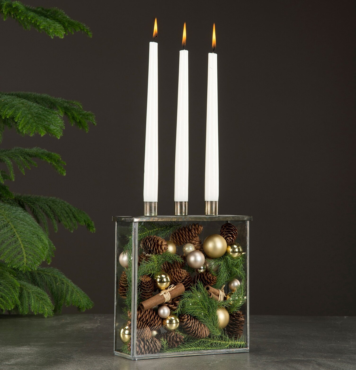 Bild av elegant glasbox med ljushållare och dekorationer