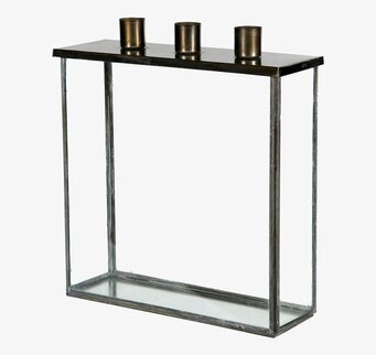 Bild av stilren glasbox med ljushållare i metall