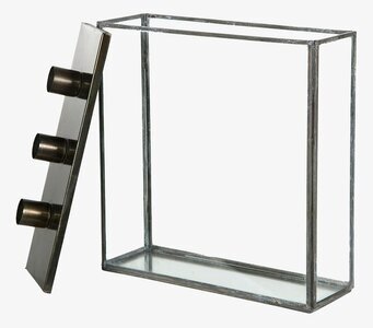 Foto av geometrisk glasbox med ljushållare i metall