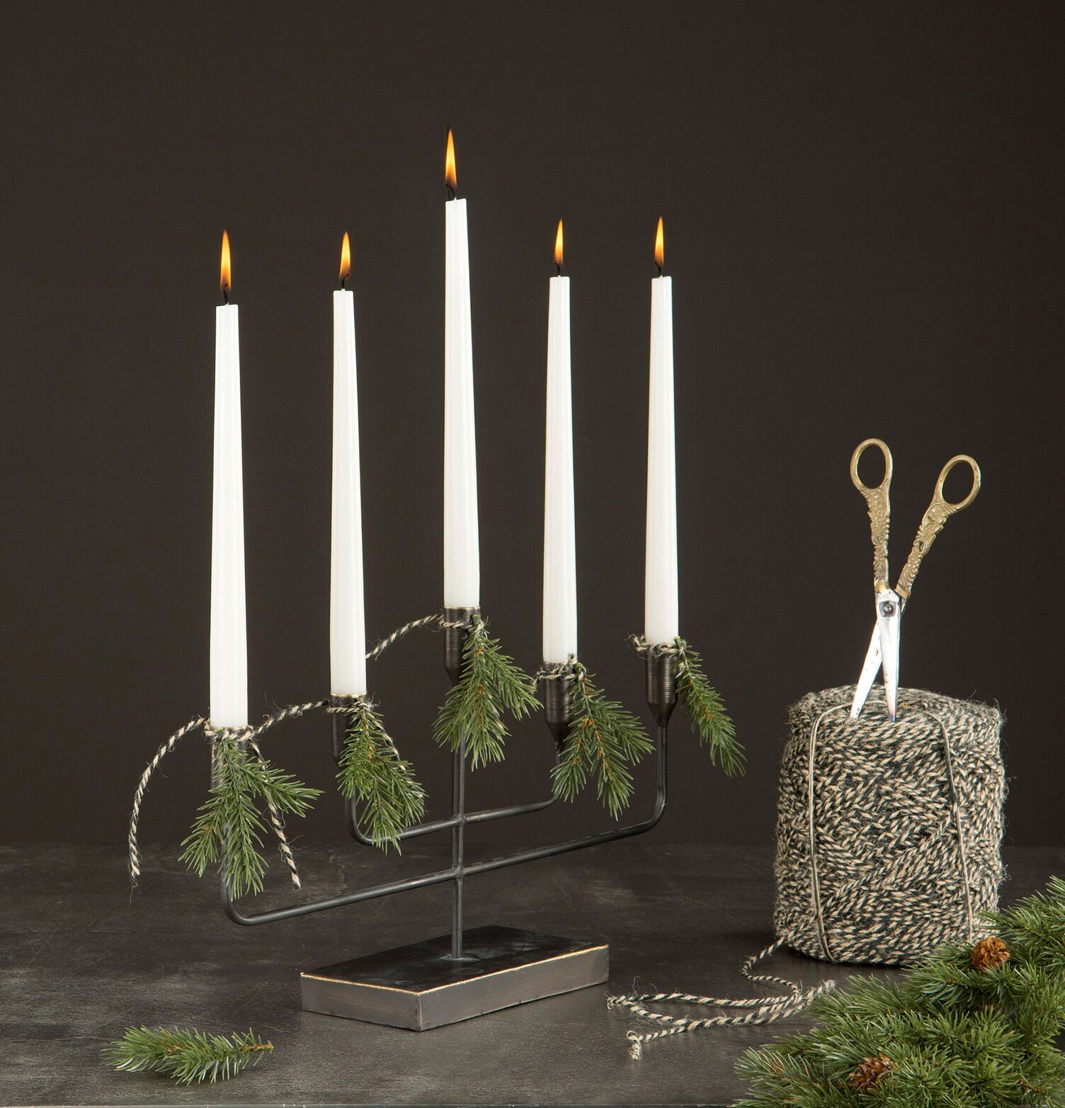 Bild av elegant ljusstake med fem armar och dekorationer