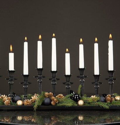 Bild av elegant ljusbricka med dekorativa ljusstakar