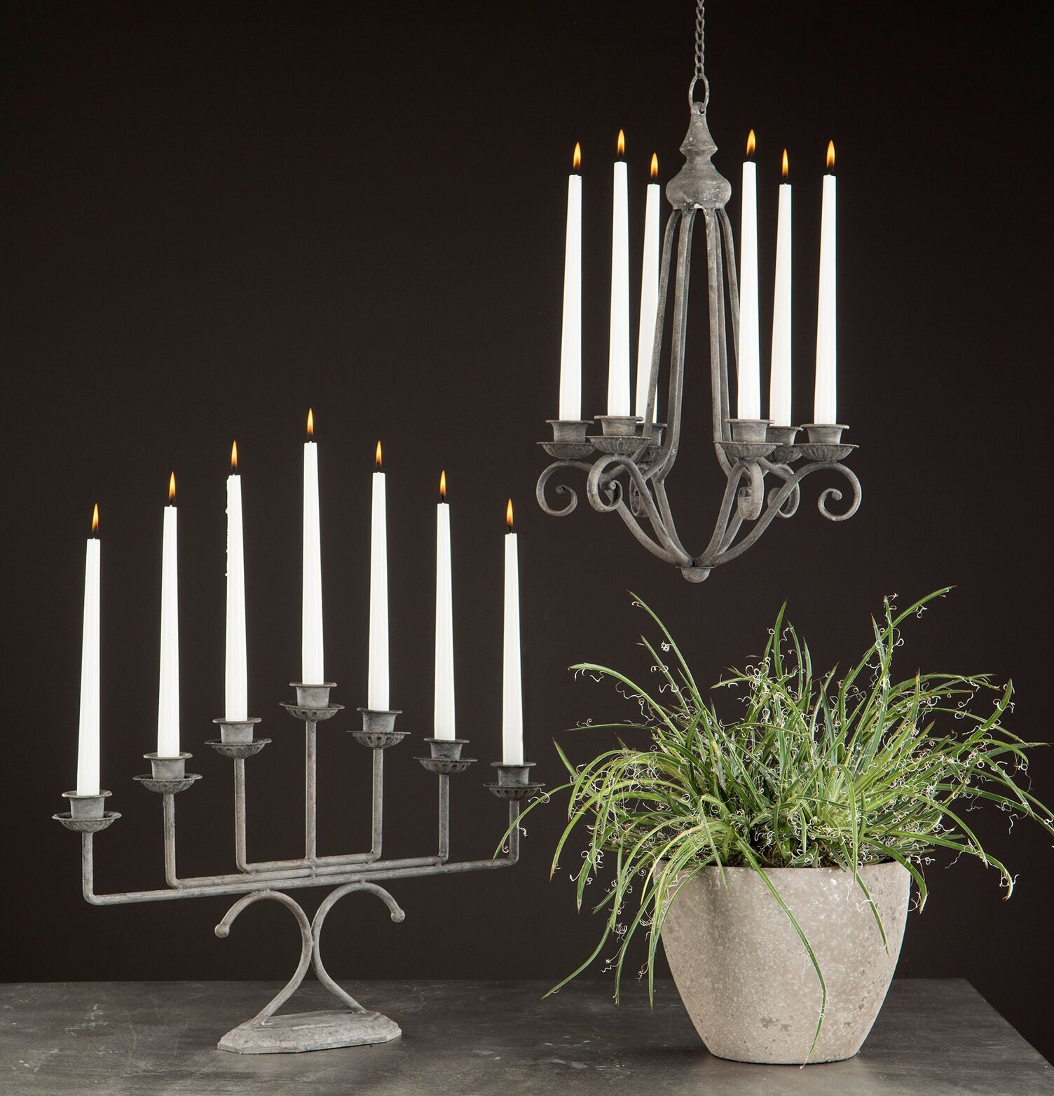 Bild av elegant ljusstake och takkrona i grå metall