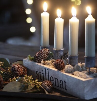 Bild av harmonisk scen med ljuslåda och naturmaterial