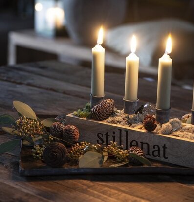 Bild av stämningsfullt arrangemang med ljus och natur