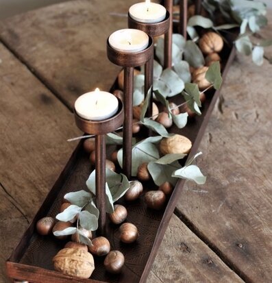 Bild av rustik ljushållare med naturliga dekorationer