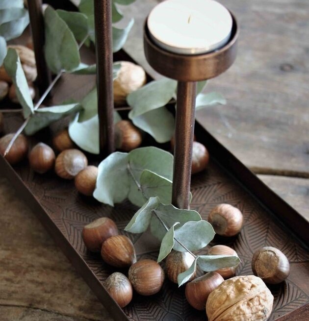 Ljushållare Cozy Antik Mässing från Majas Cottage på träbord